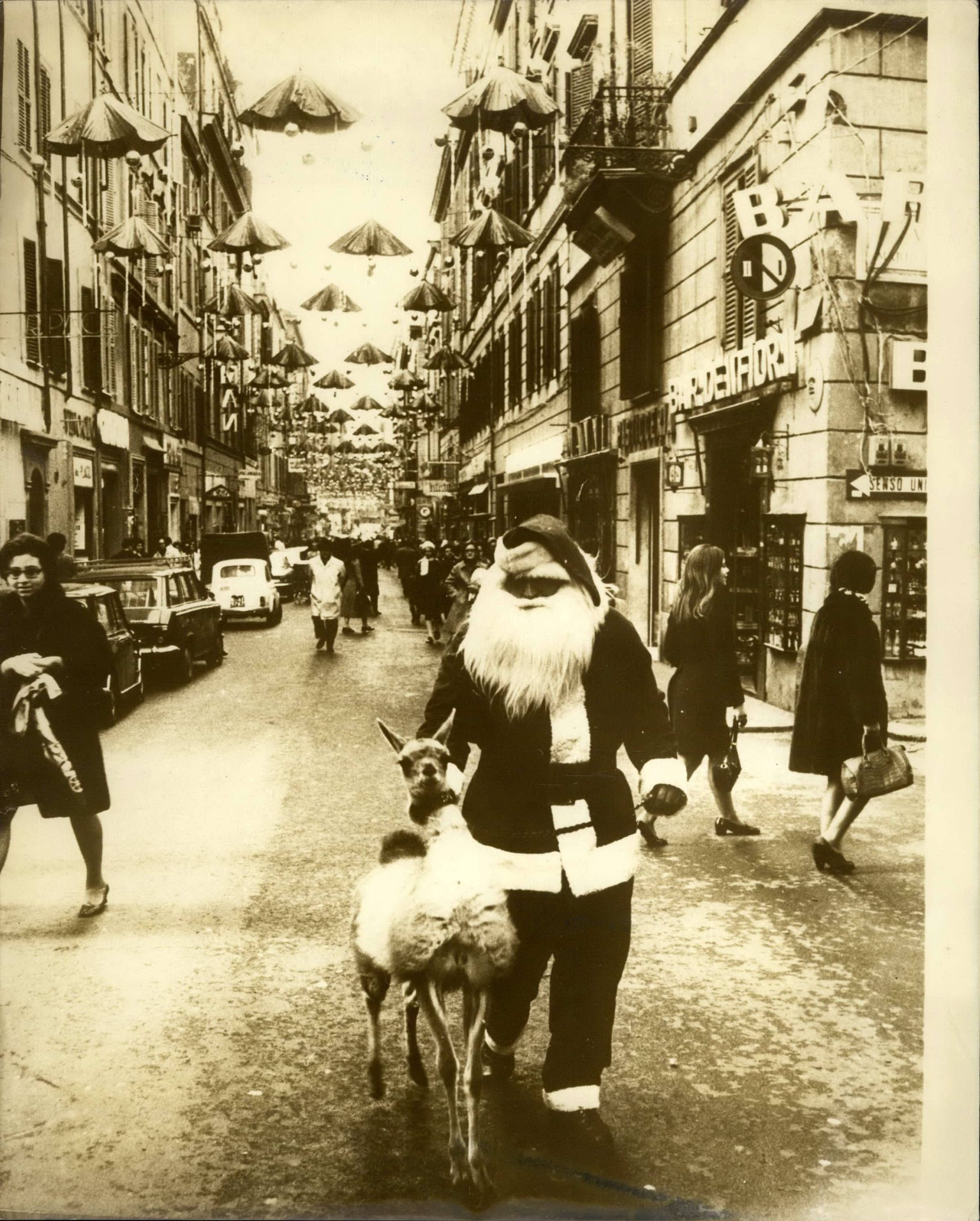 Dec. 15, 1969 - The Christmas scene in Rome.: Sign of the festive season as Santa Claus take a roll down the gaily decorated via Frattina in Rome. PUBLICATIONxINxGERxONLY - ZUMAk09

DEC 15 1969 The Ch ...