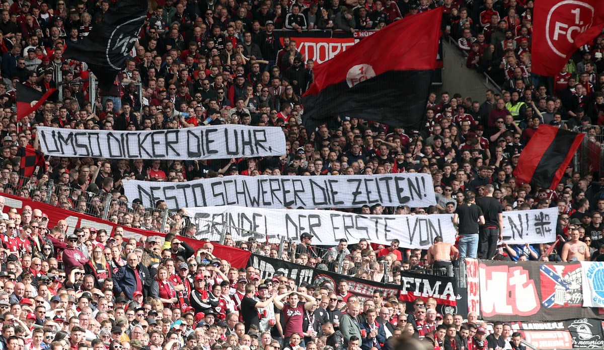 "Umso dicker die Uhr, desto schwerer die Zeiten! Grindel, der Erste von vielen!", stand auf einem weiteren Banner der mitgereisten Nürnberger Fans.