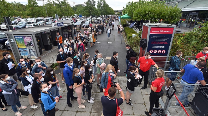 22.08.2020, Sachsen, Leipzig: Probanden eines Großversuchs der Universitätsmedizin Halle/Saale stehen am Einlass vor der Arena Leipzig. Rund 2200 Besucher beteiligen sich an dem Versuch unter dem Tite ...