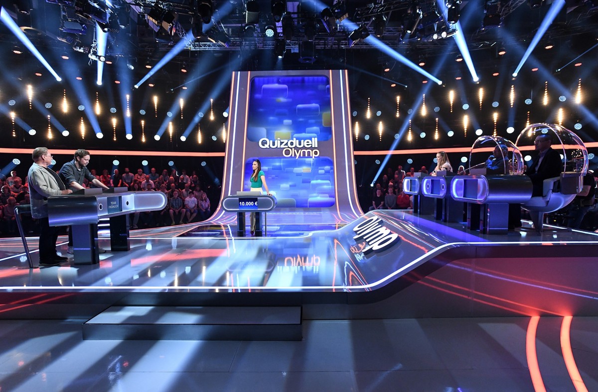 ARD QUIZDUELL-OLYMP, FOLGE 447, "mit Esther Sedlaczek", am Freitag (20.10.23) um 18:45 Uhr im ERSTEN.
Moderatorin Esther Sedlaczek (M.) mit den Kandidaten des Teams "Fröhlich": Jür ...