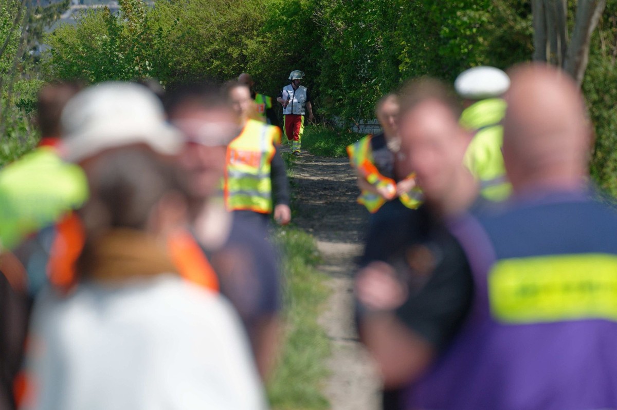 04.05.2023, Nordrhein-Westfalen, Hürth: Einsatzkräfte stehen in der Nähe Unfallstelle. Bei dem Unfall in Hürth bei Köln sind am Donnerstag nach Angaben der Bundespolizei zwei Menschen ums Leben gekomm ...