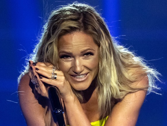 ARCHIV - 21.10.2022, Sachsen, Leipzig: Die deutsche Schlagersängerin Helene Fischer steht in der Fernsehshow «Das große Schlagerjubiläum 2022» auf der Bühne. Wegen einer Verletzung verschiebt Sängerin ...