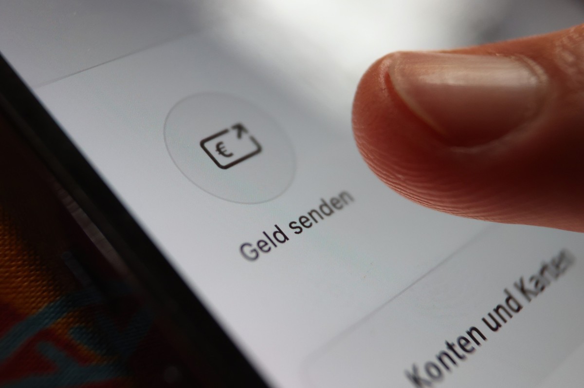 ARCHIV - 17.11.2022, Bayern, Kempten: ILLUSTRATION - In einer App der Sparkasse ist die Option �Geld senden� zu sehen. ie Bankeninitiative EPI hat mit einem ersten Praxistest einen entscheidenden Schr ...
