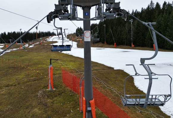 Kaum Schnee liegt auf den Pisten und an einem Lift vom Bundesleistungszentrum Ski im Skigebiet Götschen im Berchtesgadener Land. Das Wetter ist auch hier für die Jahreszeit deutlich zu warm. (Aufnahme ...