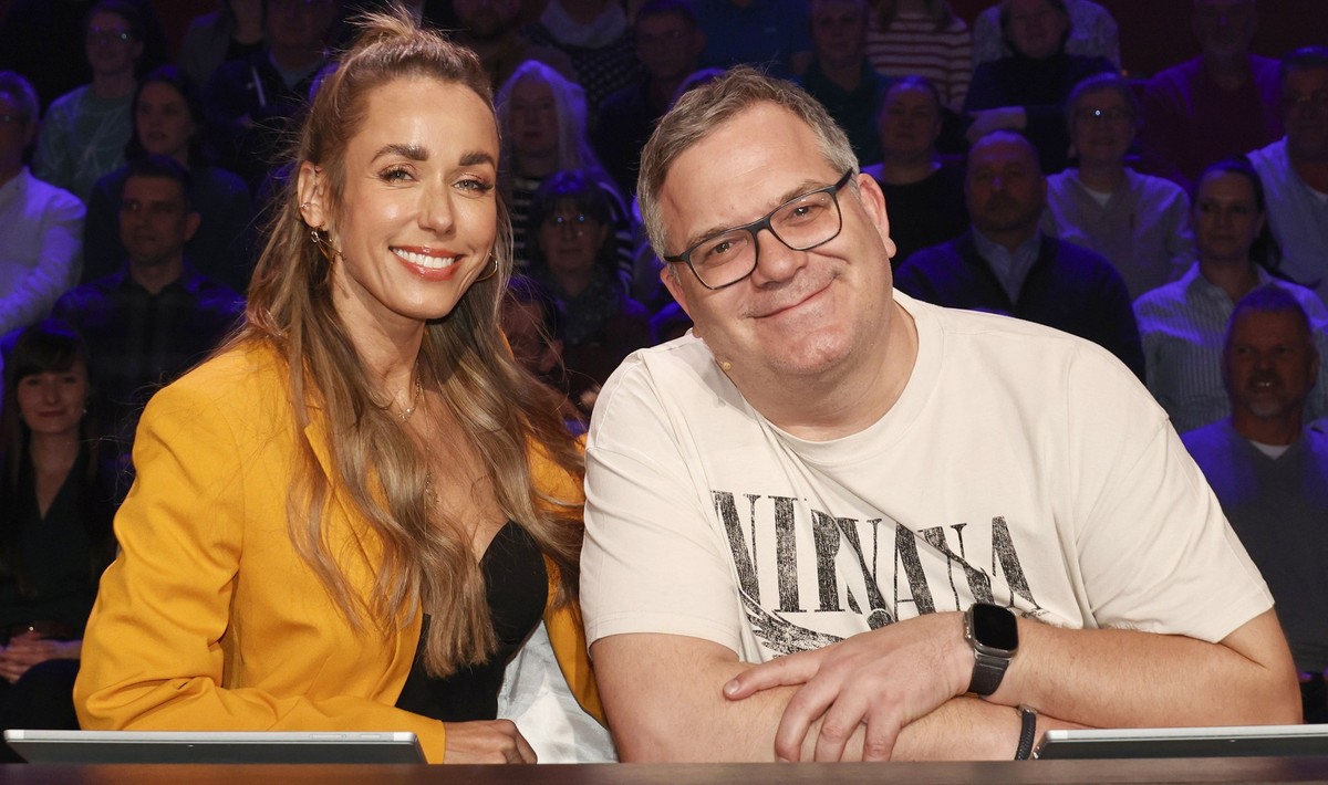ARD WER WEISS DENN SOWAS? FOLGE 1166, "Wayne und Annemarie Carpendale", am Montag (06.05.24) um 18:00 Uhr im ERSTEN.
Rateteam-Kapitän Elton (r.) mit der Fernsehmoderatorin Annemarie Carpenda ...