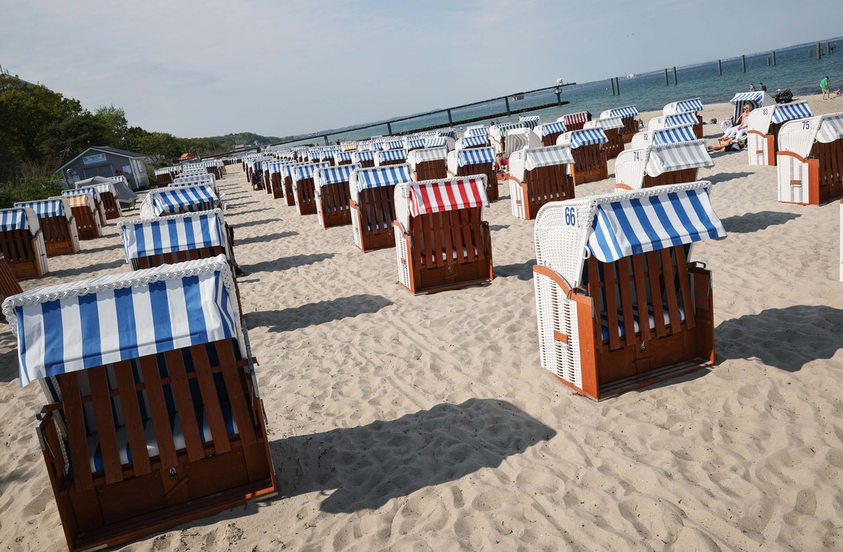 PRODUKTION - 15.05.2023, Schleswig-Holstein, Timmendorfer Strand: Strandkörbe stehen in Reih und Glied am Timmendorfer Strand. Für Strandkörbe und Strandzelte sollen Urlauber entlang der Küsten an der ...