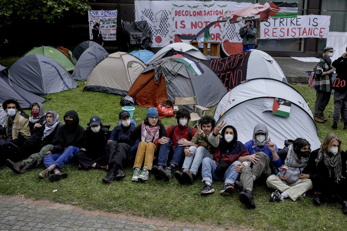 Participants have set up tents during a pro-Palestinians demonstration by the group &quot;Student Coalition Berlin&quot; in the theater courtyard of the &#039;Freie Universität Berlin&#039; university ...