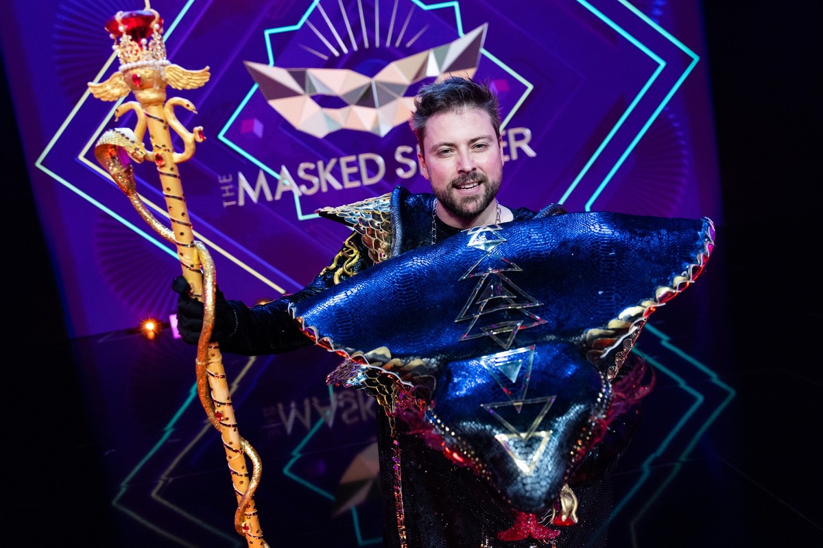 22.10.2022, Nordrhein-Westfalen, K�ln: Felix von Jascheroff (l), Schauspieler, steht als Figur &quot;Die Black Mamba&quot; in der Prosieben-Show &quot;The Masked Singer&quot; auf der B�hne. Foto: Rolf ...