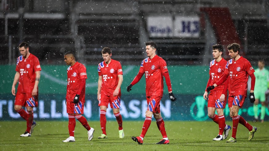 Fußball: DFB-Pokal, Holstein Kiel - Bayern München, 2. Runde, im Holstein-Stadion. Münchens Spieler um Robert Lewandowski (3.v.r) gehen nach der Verlängerung über den Platz. Der FC Bayern München ist  ...