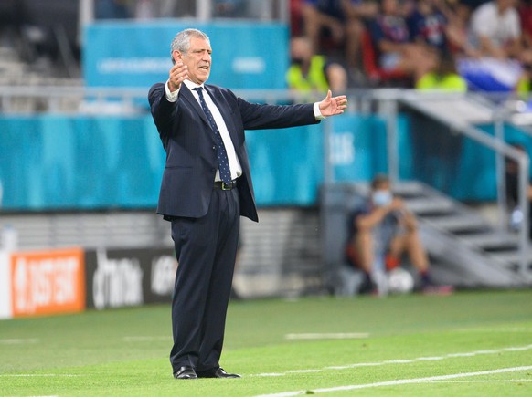 Fußball: EM, Portugal - Frankreich, Vorrunde, Gruppe F, 3. Spieltag, in der in der Puskás Arena. Portugals Trainer Fernando Santos steht an der Seitenlinie.