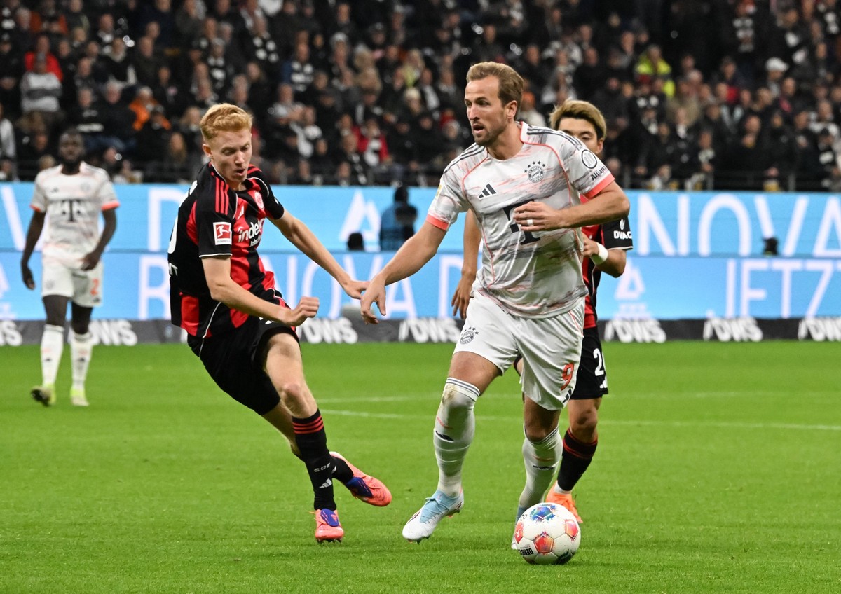 04.10.2025, xsltx, Fussball 1.Bundesliga, Eintracht Frankfurt - FC Bayern M�nchen v.l. Hugo Larsson Eintracht Frankfurt, Harry Kane FC Bayern M�nchen, Ritsu DoanEintracht Frankfurt DFL/DFB REGULATIONS ...