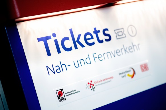 01.06.2022, Niedersachsen, Oldenburg: Ein Ticketautomat f�r Fahrkarten im Nah- und Fernverkehr steht im Hauptbahnhof. Reisende k�nnen das 9-Euro-Ticket f�r Fahrten im Nahverkehr nutzen. Im Juni, Juli  ...