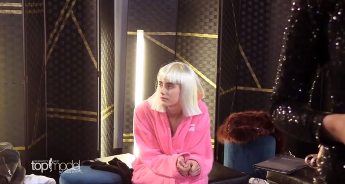 Teilnehmerin Justine wurde dazu verdonnert, Sias "Chandelier"-Videoclip nachzutanzen.