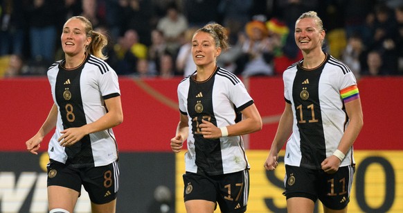 07.10.2022, Sachsen, Dresden: Fußball, Frauen: Länderspiele, Deutschland - Frankreich im Rudolf-Harbig-Stadion. Deutschlands Alexandra Popp (r) jubelt nach ihrem Tor zum 2:0 mit Sydney Lohmann (l) und ...