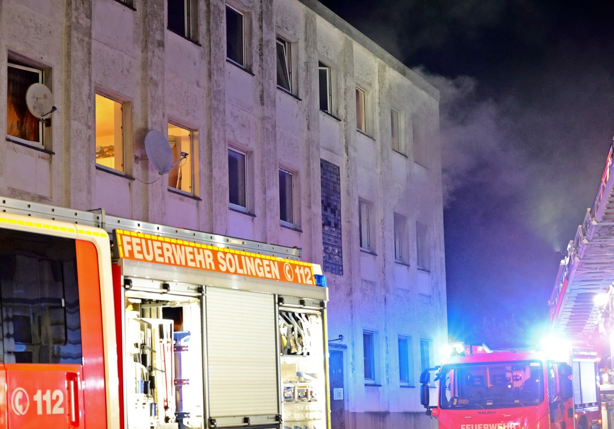 09.06.2024, Nordrhein-Wesfalen, Solingen: Rauch kommt aus den Fenstern eines Mehrfamilienhauses. Bei dem Hausbrand in Solingen sind etliche Menschen verletzt worden, darunter auch die Besatzung des er ...