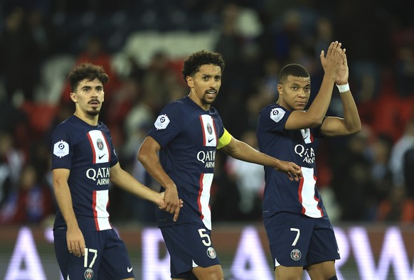 01.10.2022, Frankreich, Paris: Fu�ball: Ligue 1, Frankreich, Paris Saint-Germain - OGC Nizza, 9. Spieltag im Stadion Parc des Princes: Vitor Machado Ferreira (l-r), Marquinhos und Kylian Mbappe von PS ...