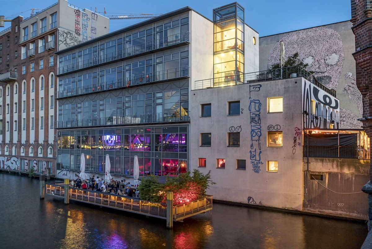 Watergate Club open air terasse on river Spree at twilight, Berlin, Germany *** Watergate Club open air terrace on river Spree at twilight Berlin Germany