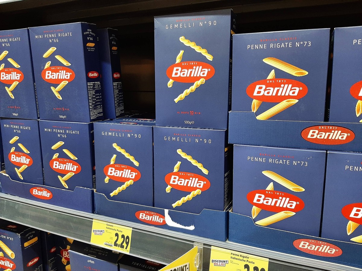 Barilla Nudeln im Verkaufsregal Hamburg Hamburg Deutschland *** Barilla pasta on the shelf Hamburg Hamburg Germany Copyright: xLobeca/RalfxHomburgx