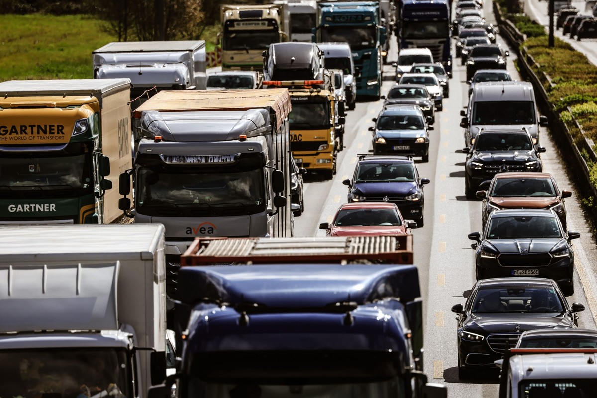 28.03.2024, Nordrhein-Westfalen, K�ln: Pkw und Lkw stehen auf dem K�lner Ring im Verkehr vor den Osterfeiertagen im Stau. Zu Beginn des langen Osterwochenendes rechnen Verkehrsexperten mit besonders v ...