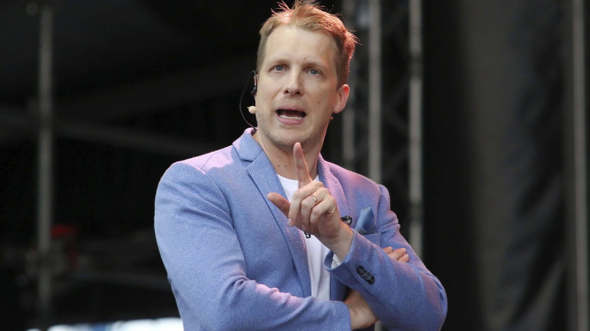 Oliver Pocher live mit dem Programm Die Pochers hier im SEAT Cruise Inn Autokino. Hamburg, 01.07.2020 *** Oliver Pocher live with the program Die Pochers here at the SEAT Cruise Inn drive-in cinema Ha ...