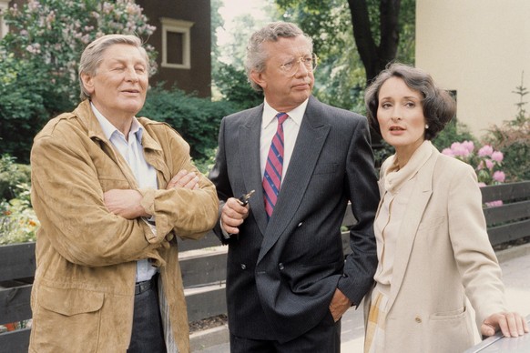 Günter Pfitzmann (links) als Dr. Peter Brockmann in der Vorabendserie "Praxis Bülowbogen", die die ARD von 1987 bis 1996 ausstrahlte.  