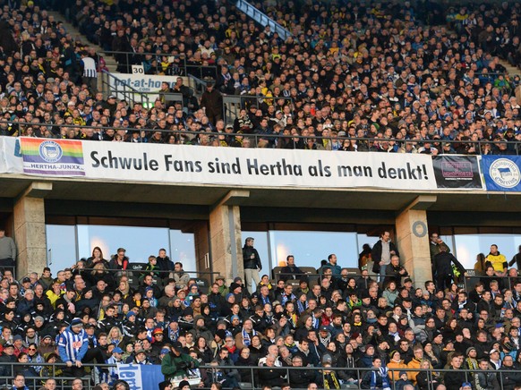 Fussball, Herren, 1. Bundesliga, Saison 2015/16 (20. Spieltag), Hertha BSC - Borussia Dortmund 0:0, Fans von Hertha, Hertha-Junxx, Schwule Fans sind Hertha als man denkt, 06.02. 2016,

Football men  ...