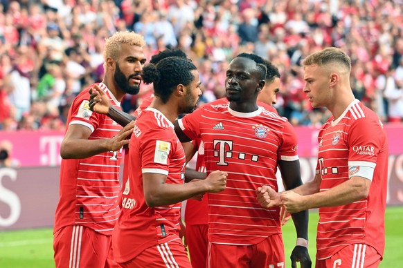 kollektiver Torjubel um Serge GNABRY FC Bayern Muenchen nach Tor zum 1-0, mit Eric Maxim Choupo-Moting Bayern Muenchen, Sadio MANE Bayern Muenchen, Joshua KIMMICH Bayern Muenchen Jubel,Freude,Begeiste ...