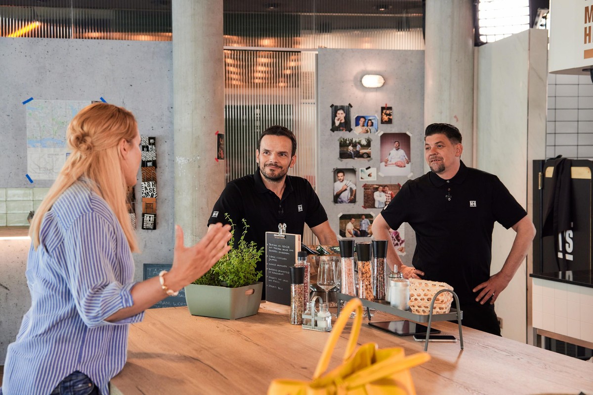 Tim Mälzer (r.), Steffen Henssler, Judith Rakers

Die Verwendung des sendungsbezogenen Materials ist nur mit dem Hinweis und Verlinkung auf TVNOW gestattet.