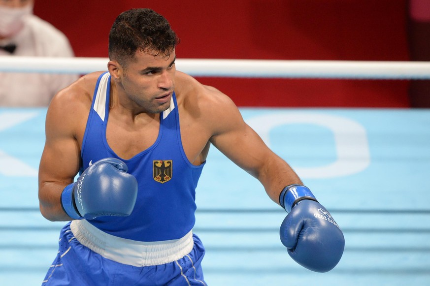 Boxen: Olympia, Vorkampf, Schwergewicht, Männer, Viertelfinale, Gamsatowitsch (Russland) - Abduljabbar (Deutschland), in der Kokugikan Arena. Ammar Riad Abduljabbar in Aktion.