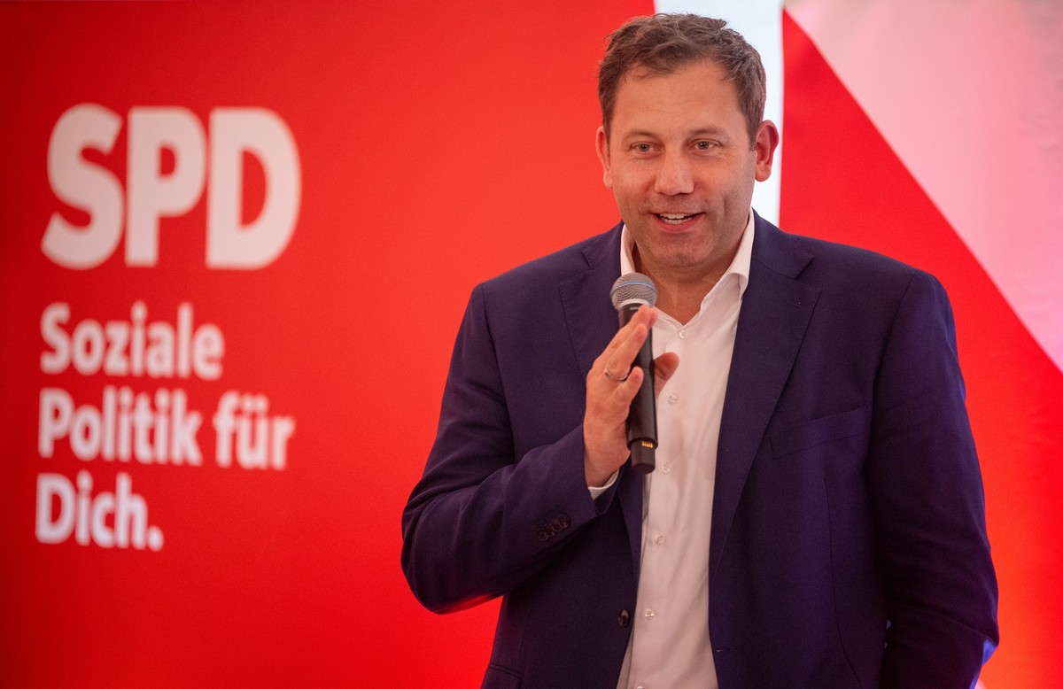 24.04.2025, Rheinland-Pfalz, Trier: Der SPD-Bundesvorsitzende Lars Klingbeil (SPD) spricht beim Bürgerdialog «Klingbeil im Gespräch» in Trier. Mit dabei sind auch der rheinland-pfälzische Ministerpräs ...