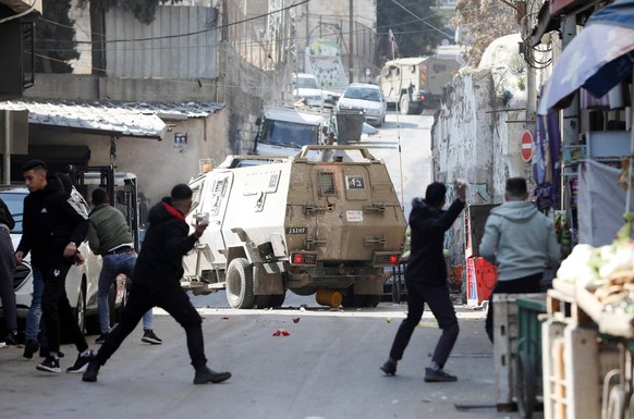Westjordanland, Unruhen in Nablus Palestinians clash with Israeli forces during a military raid in the West Bank city of Nablus Palestinians clash with Israeli forces during a military raid in the Wes ...