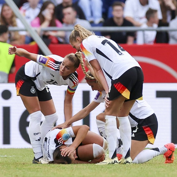 Lena Oberdorf aus Deutschland liegt verletzt auf dem Spielfeld, Frauen-EM-Qualifikation – Gruppe A4, Deutschland gegen Österreich, Stadion Hannover, 16.07.2024, Hannover, Deutschland. *** Lena Oberdorf aus Deutschland liegt verletzt …