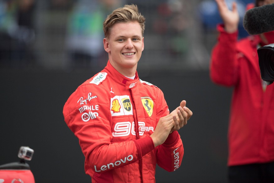 Mick Schumacher wird Ersatzfahrer bei Ferrari. Archivfoto:. Nach der Demonstrationsrunde mit dem Ferrari F2004 ist Mick SCHUMACHER GER, Scuderia Ferrari von dem Jubel der Fans geruehrt, beruehrt, bero ...