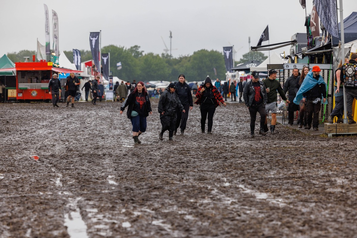Wacken 2023 vor�bergehender Anreisestop wegen der Wetterlage. Obwohl es am Montag wegen der Starkregen einen vor�bergehenden Anreisestop auf dem Wacken Open Air gibt, freuten sich die Fans, die es bis ...