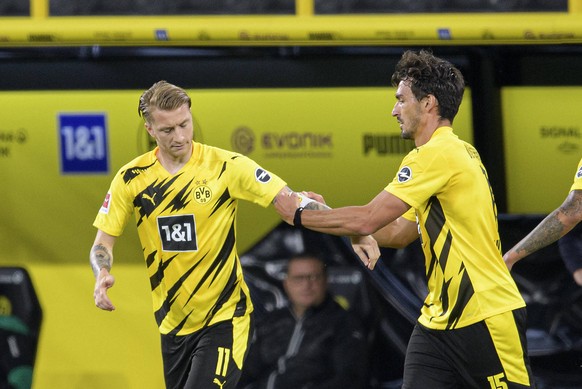 Übergabe: Mats Hummels (r.) schiebt Marco Reus die Kapitänsbinde auf den Arm.