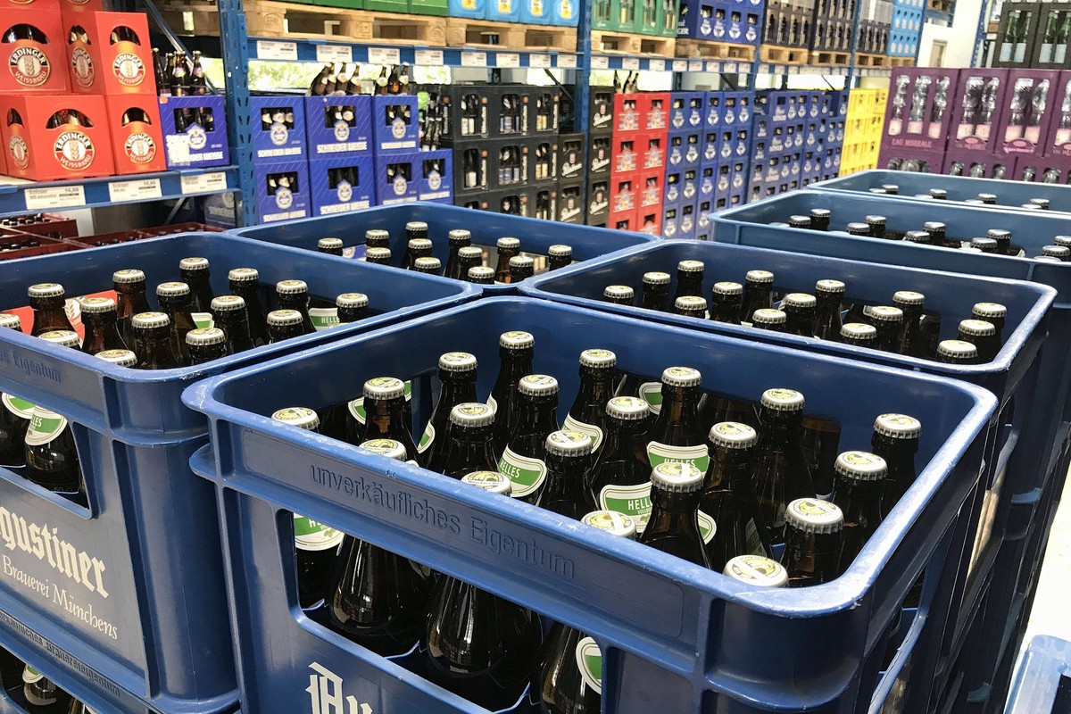 Corona-Krise Deutschen Bierbrauern droht Pleitewelle. Archivfoto: gestapelte volle Bierkisten in einem Getraenkemarkt.Augustiner Helles Bier. *** Corona crisis German brewers threatened with bankruptc ...