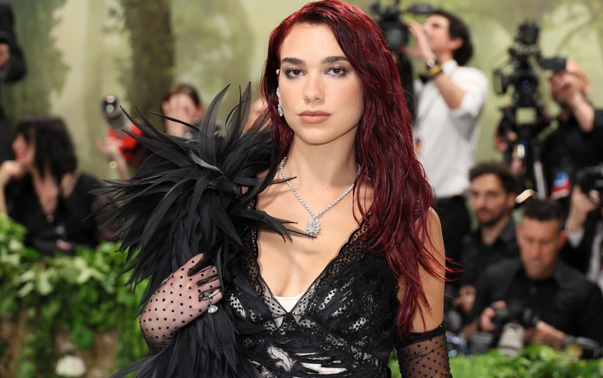 NEW YORK, NEW YORK - MAY 06: Dua Lipa attends The 2024 Met Gala Celebrating &quot;Sleeping Beauties: Reawakening Fashion&quot; at The Metropolitan Museum of Art on May 06, 2024 in New York City. (Phot ...