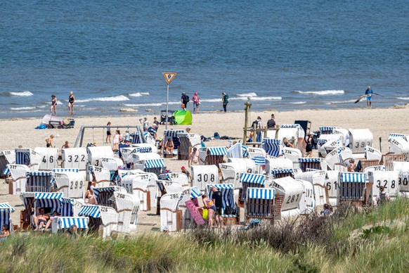 21.06.2023, Niedersachsen, Spiekeroog: Strandk�rbe stehen am Strand der ostfriesischen Inseln Spiekeroog. W�hrend es morgen wolkig sein wird, k�nnen sich die Inselbesucher am Wochenende �ber sonniges  ...