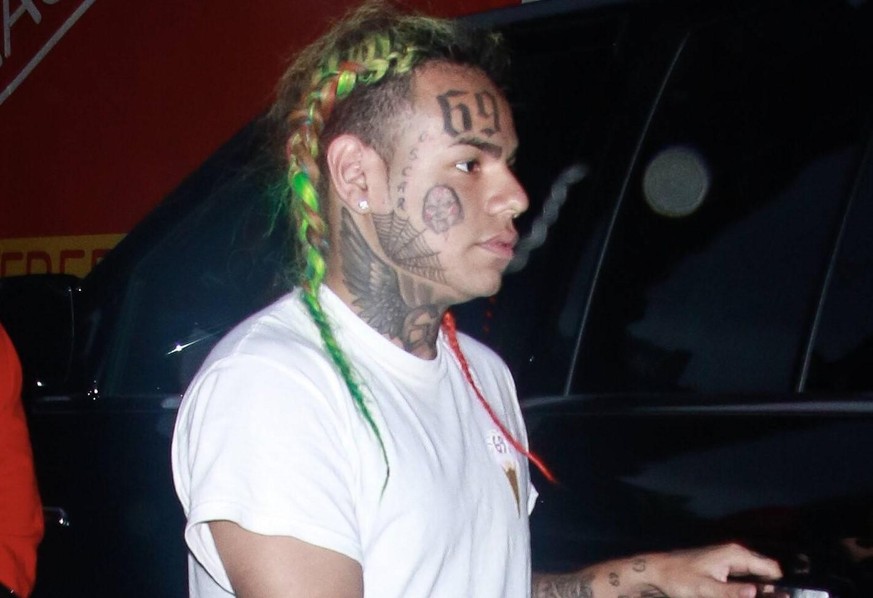 ***FiLE Photo*** Tekashi69 Pleads Guilty On 9 Counts of Drugs, Guns and Racketeering NEW YORK, NY - SEPTEMBER 7: Tekashi 6ix9ine is seen on September 7, 2018 in New York City. PUBLICATIONxINxGERxSUIxA ...