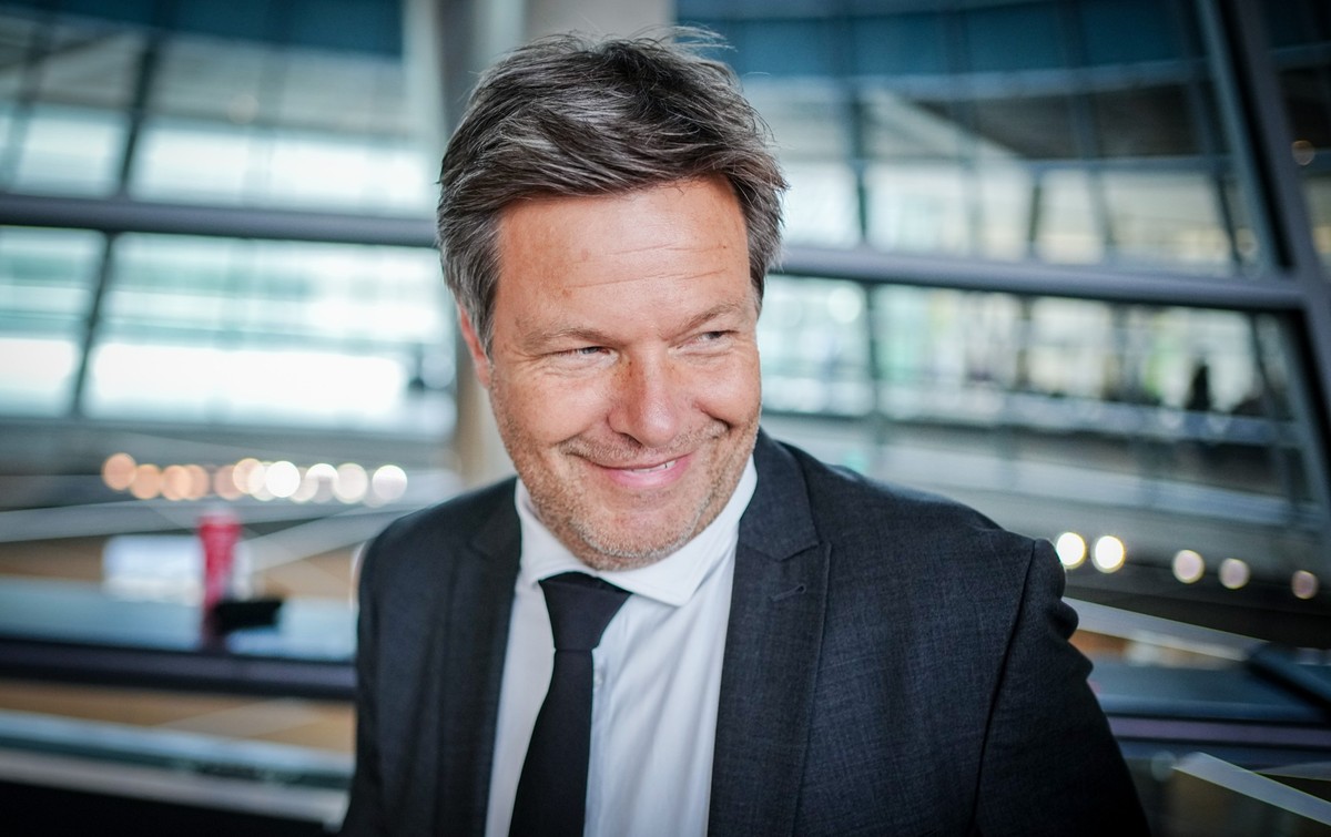 ARCHIV - 05.07.2022, Berlin: Robert Habeck (Bündnis 90/Die Grünen), Bundesminister für Wirtschaft und Klimaschutz, gibt eine Pressekonferenz zur Novelle des Energiesicherungsgesetzes. Am 03.09.2022 fe ...