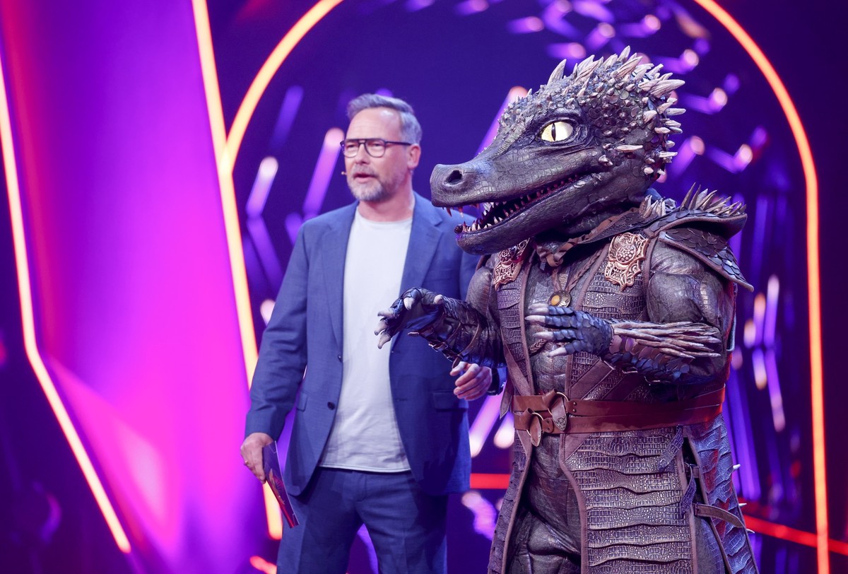 06.04.2024, Nordrhein-Westfalen, Köln: Matthias Opdenhövel, Moderator, steht neben der Figur «Das Krokodil» in der Prosieben-Show «The Masked Singer» auf der Bühne. Foto: Thomas Banneyer/dpa +++ dpa-B ...