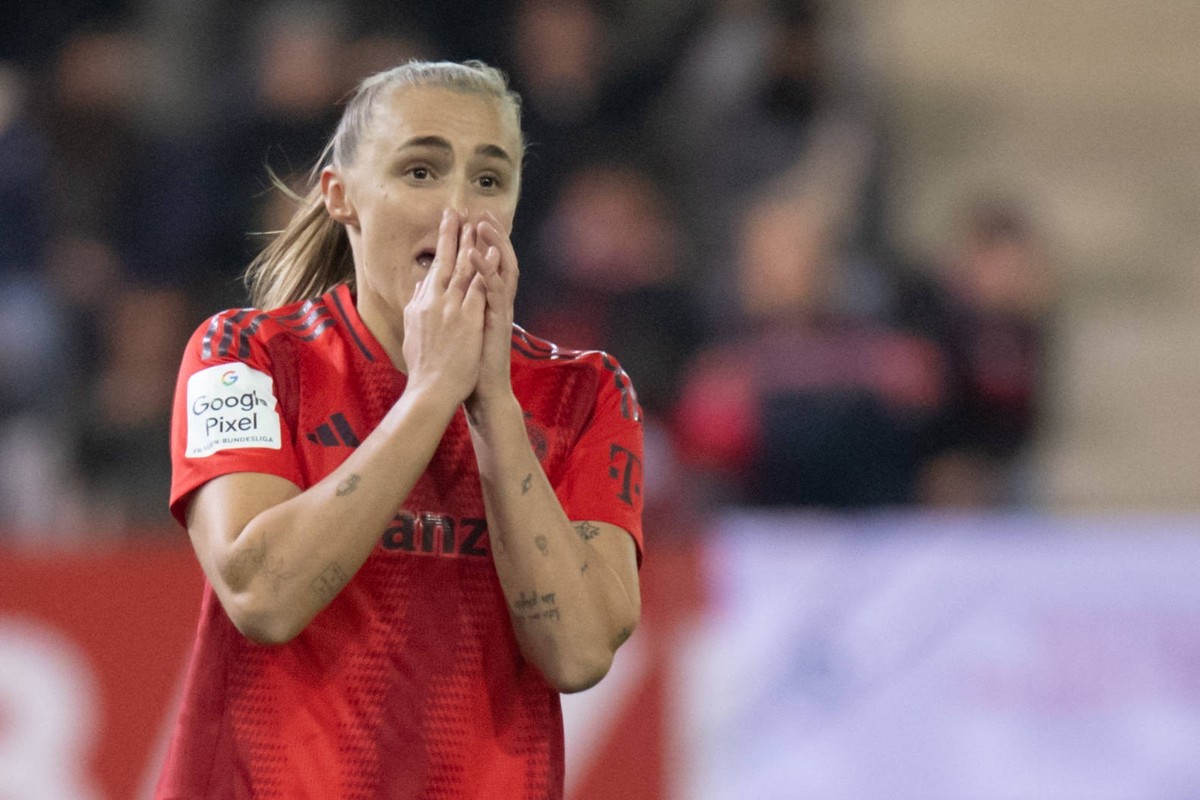 Georgia Stanway 31 FC Bayern nach dem verschossenen Elfmeter beim Google Pixel Frauen Bundesligaspiel FC Bayern M�nchen - Eintracht Frankfurt am 04.11.2024. M�nchen FC Bayern Campus Bayern Deutschland ...