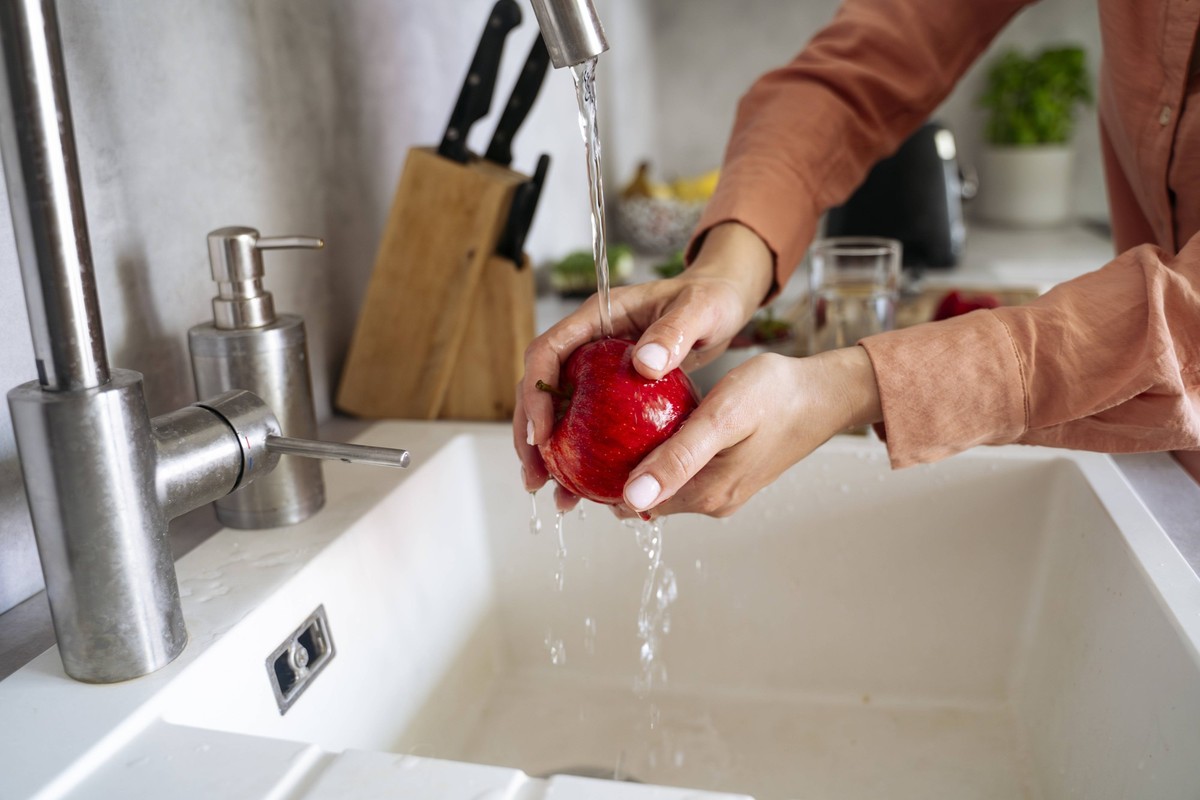 Hands of woman washing apple in sink at kitchen model released, Symbolfoto property released, NJAF01022
