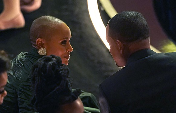 27.03.2022, USA, Los Angeles: Jada Pinkett Smith und Will Smith unterhalten sich bei der 94. Verleihung der Academy Awards in Hollywood. Foto: Chris Pizzello/Invision/AP/dpa +++ dpa-Bildfunk +++