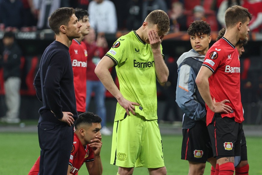 Europa League - Bayer 04 Leverkusen - AS Rom am 18.05.2023 in der BayArena in Leverkusen Die Mannschaft von Bayer Leverkusen ist unzufrieden, enttäuscht, enttaeuscht, niedergeschlagen - hier mit Train ...