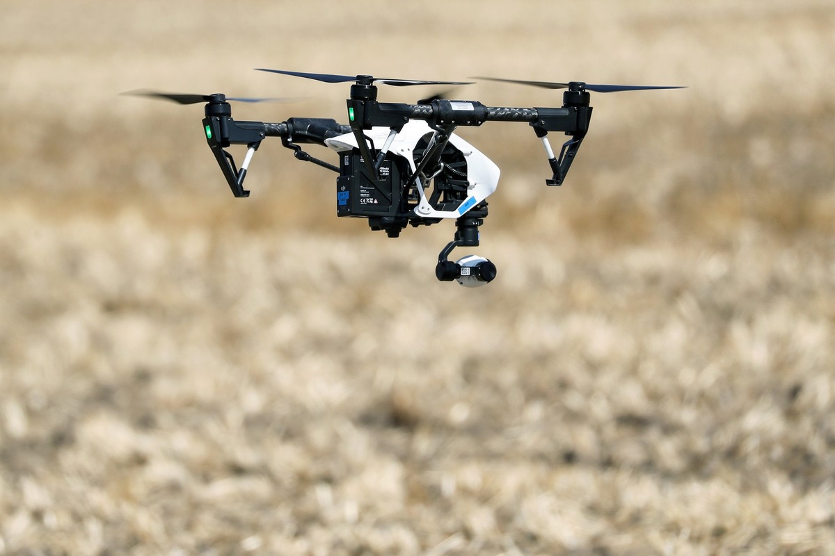ARCHIV - 29.06.2018, Sachsen-Anhalt, Halle: 29.06.2018 Sachsen-Anhalt, Sandersdorf-Brehna: Eine Drohne vom Typ DJI Inspire 1 mit der Kamera Xenmuse X3 fliegt �ber ein Feld. (zu dpa: �Spionage und Sabo ...
