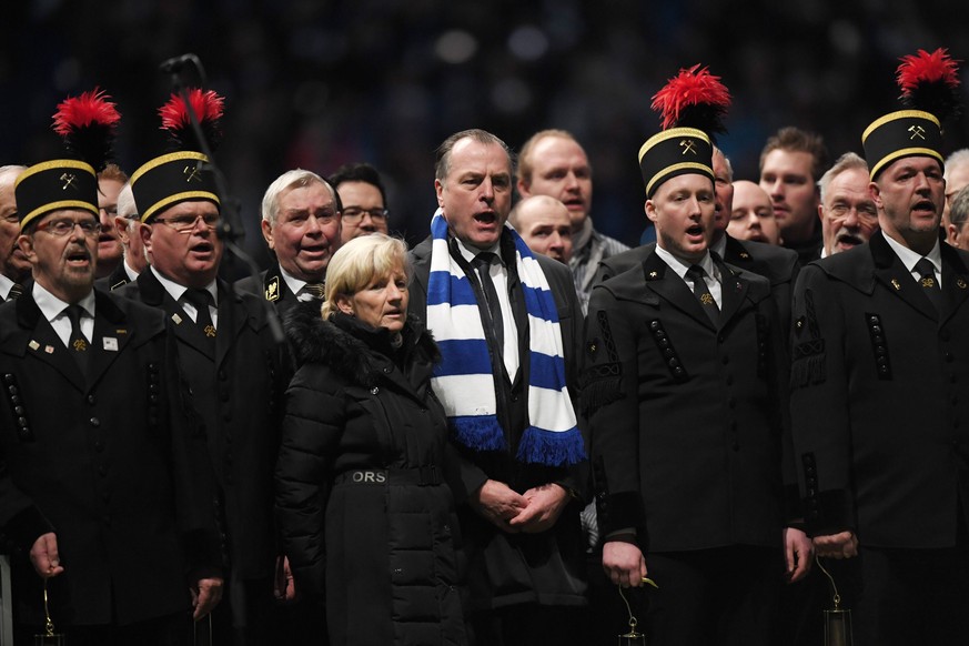 Der Bergmannchor feat. Clemens Tönnies (M., mit Schal) in der Arena vor dem Anpfiff.