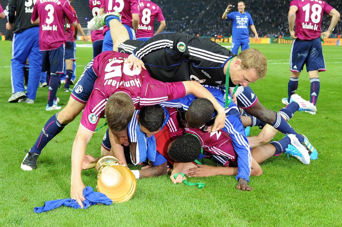Bildnummer: 07913469 Datum: 21.05.2011 Copyright: imago/DeFodi
Samstag, 21.05.2011, DFB Pokal - Finale, Saison 10/11 in Berlin, MSV Duisburg - FC Schalke 04 0:5, Die Mannschaft mit Pokal , Klaas - Ja ...
