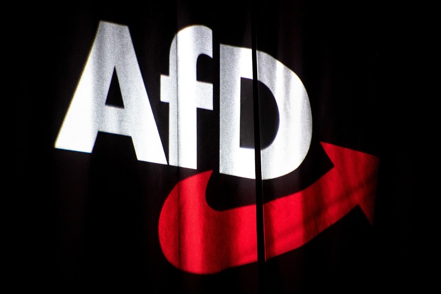 ARCHIV - 30.11.2019, Niedersachsen, Braunschweig: Das Logo der AfD wird beim Bundesparteitag auf einen Vorhang projeziert. (zu dpa