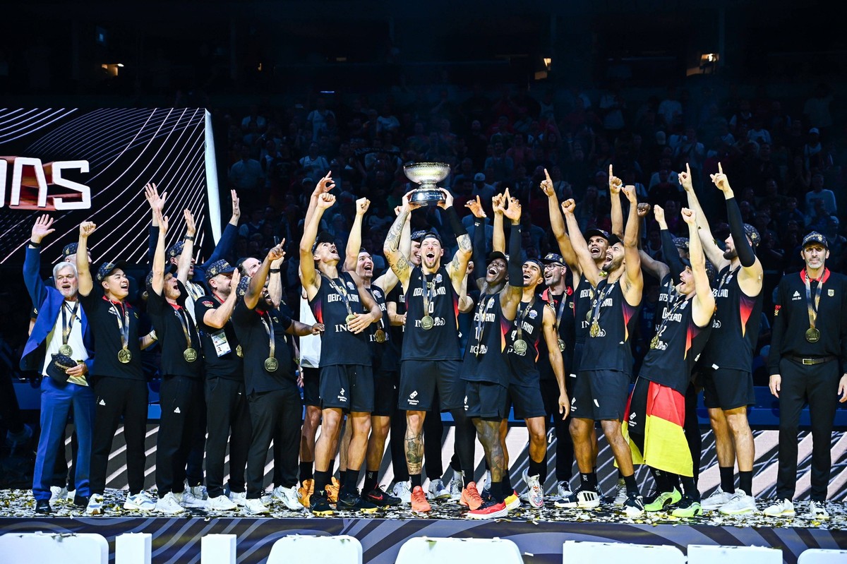 BASKET - Basket Internazionali - Turkiye v Germany - FIBA EuroBasket 2025 - FINAL 10 Daniel Theis of Germany lifts the trophy during the FIBA Eurobasket 2025 Medal Ceremony at Xiaomi Arena on Septembe ...